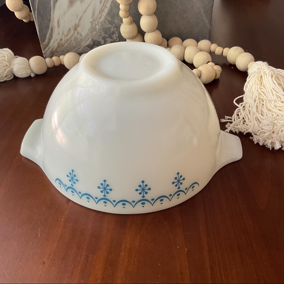 Vintage 1980s Snowflake Pyrex Mixing Bowl 1.5 pt Retro Design White Blue - Picture 5 of 8